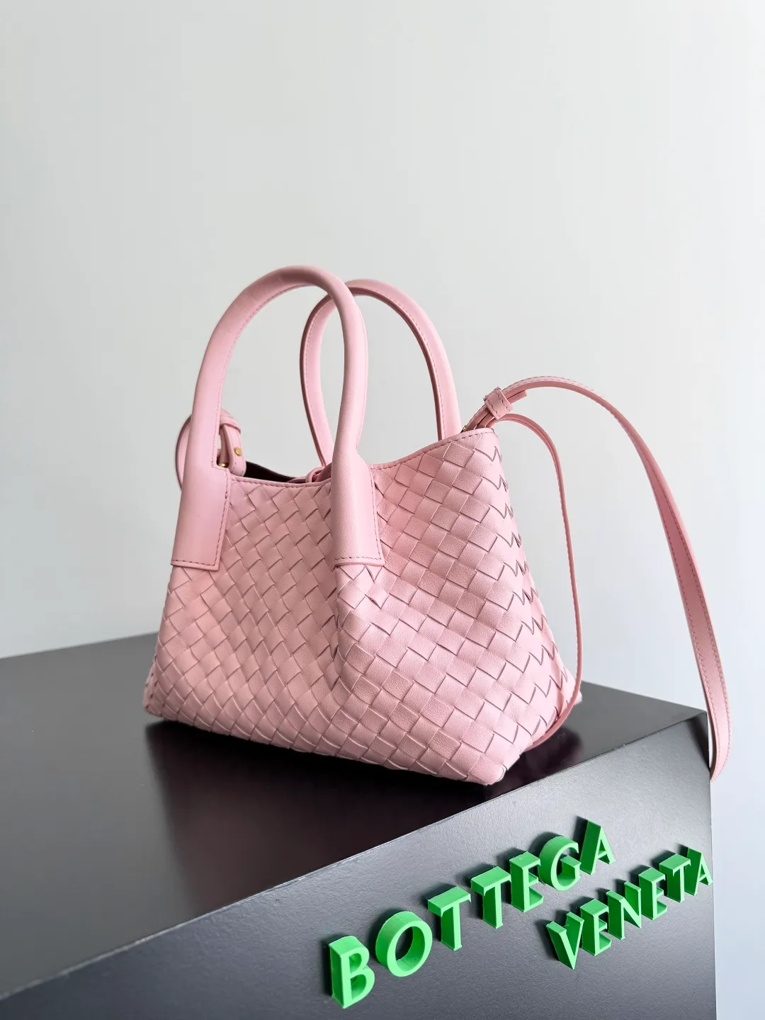 Batch 1660 BOTTEGA VENETA 2025 new product pinacoteca has super soft leather, and the weaving function, practicality and relaxed fashion sense have not fallen behind❤️‍🔥Amway has given sisters a must-have bag when going out. The size of the bag also accurately meets the commuting needs of urban beauties. It can accommodate mobile phones, keys, lipstick, powder, sunscreen, shopping bags...all of it! ! ! 🔥The capacity should not be underestimated~ It does not choose people, clothes, or occasions. With its majestic curved outline, exquisite woven texture, delicate edges and rounded handles, this woven vegetable basket bag truly achieves the goal of "dressing up and being fashionable without getting in the way"~ Are you interested in Jimei? Style number: 819004 Size: 24*15*12cm